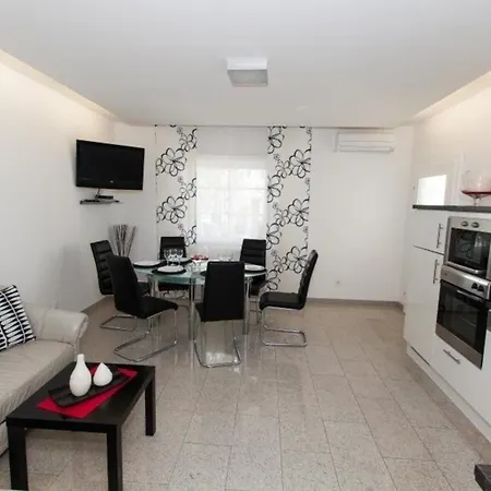 Erdgeschosswohnung Mit Terrasse Und Balkon *