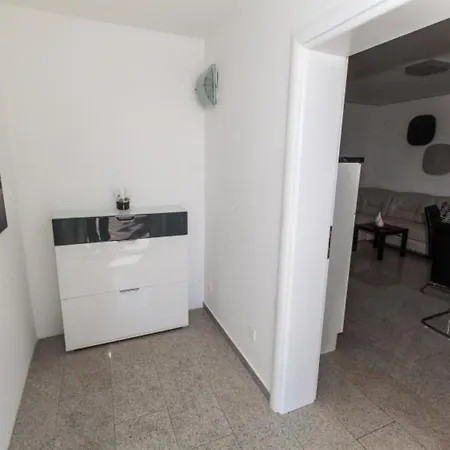 Erdgeschosswohnung Mit Terrasse Und Balkon *