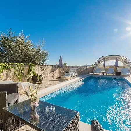 Erdgeschosswohnung Mit Terrasse Und Balkon *