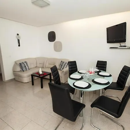 Erdgeschosswohnung Mit Terrasse Und Balkon Crikvenica