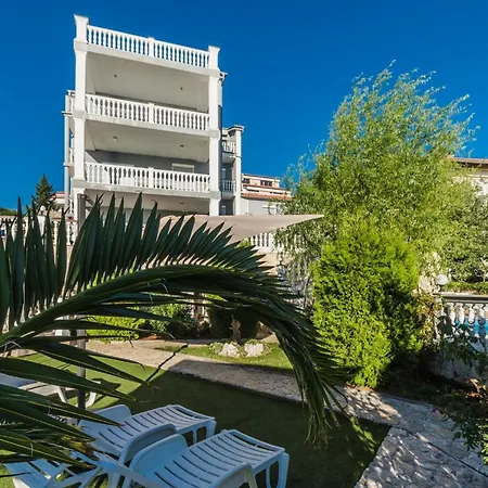 Erdgeschosswohnung Mit Terrasse Und Balkon Apartment *