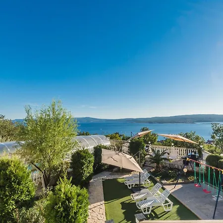 Erdgeschosswohnung Mit Terrasse Und Balkon *