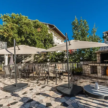 Apartment Erdgeschosswohnung Mit Terrasse Und Balkon