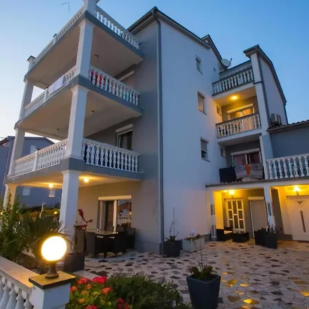 Erdgeschosswohnung Mit Terrasse Und Balkon Apartment *