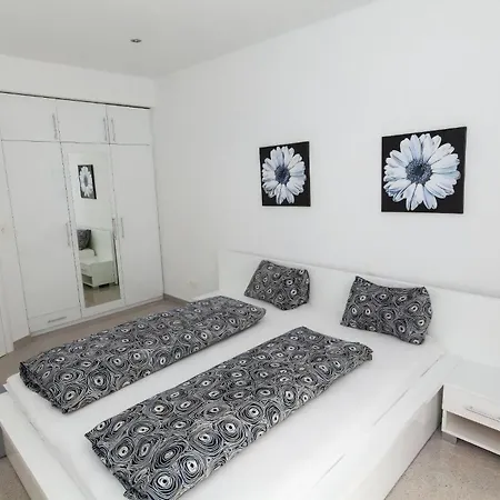 Erdgeschosswohnung Mit Terrasse Und Balkon